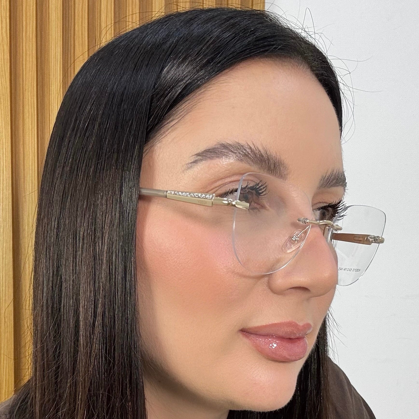 files/oculos_de_grau_kessy_feminino_475_dourado_rosto.jpg