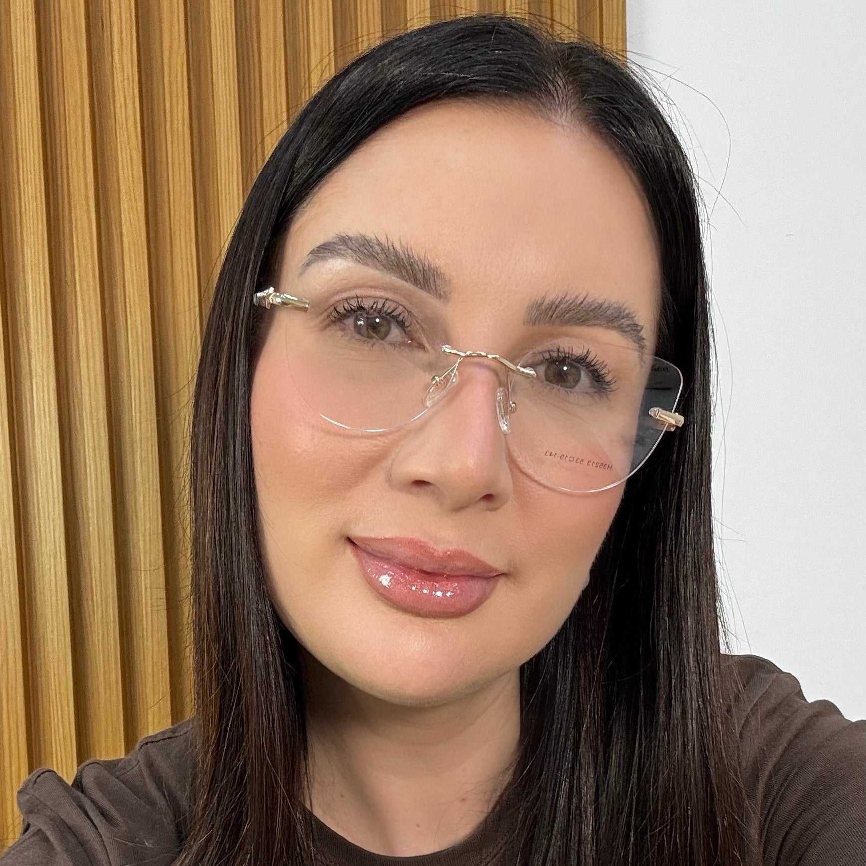 files/oculos_de_grau_kessy_feminino_475_dourado_rosto_2.jpg