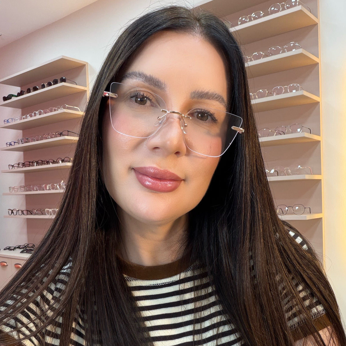 files/oculos_de_grau_kessy_feminino_486_dourado_rosto_Ketlin.jpg