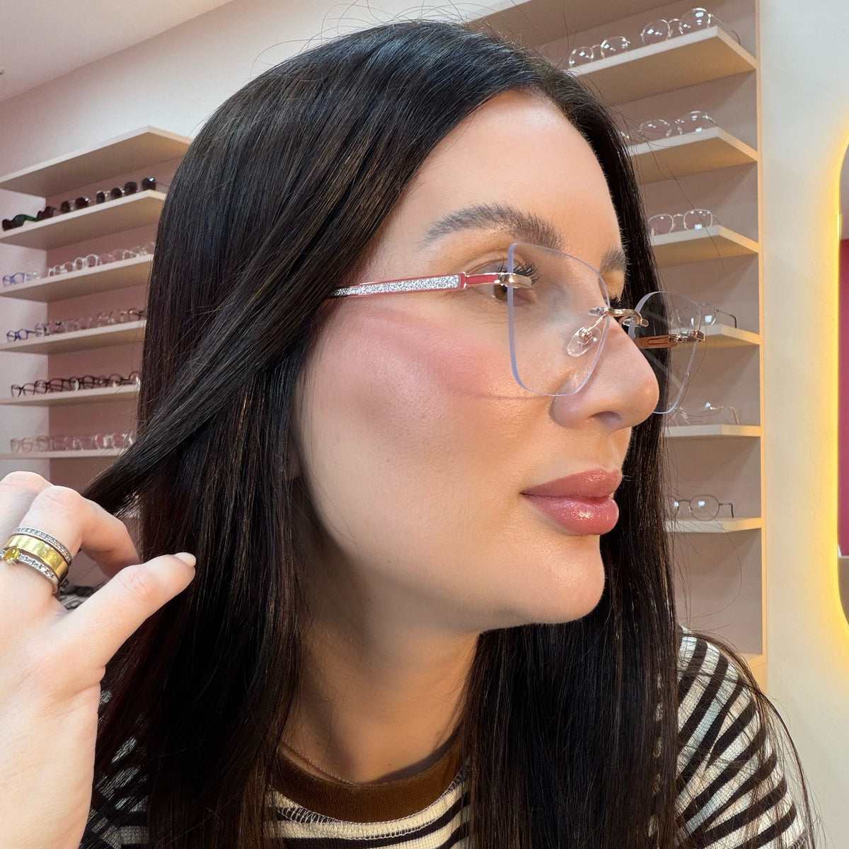 files/oculos_de_grau_kessy_feminino_486_dourado_rosto_Ketlin_2.jpg