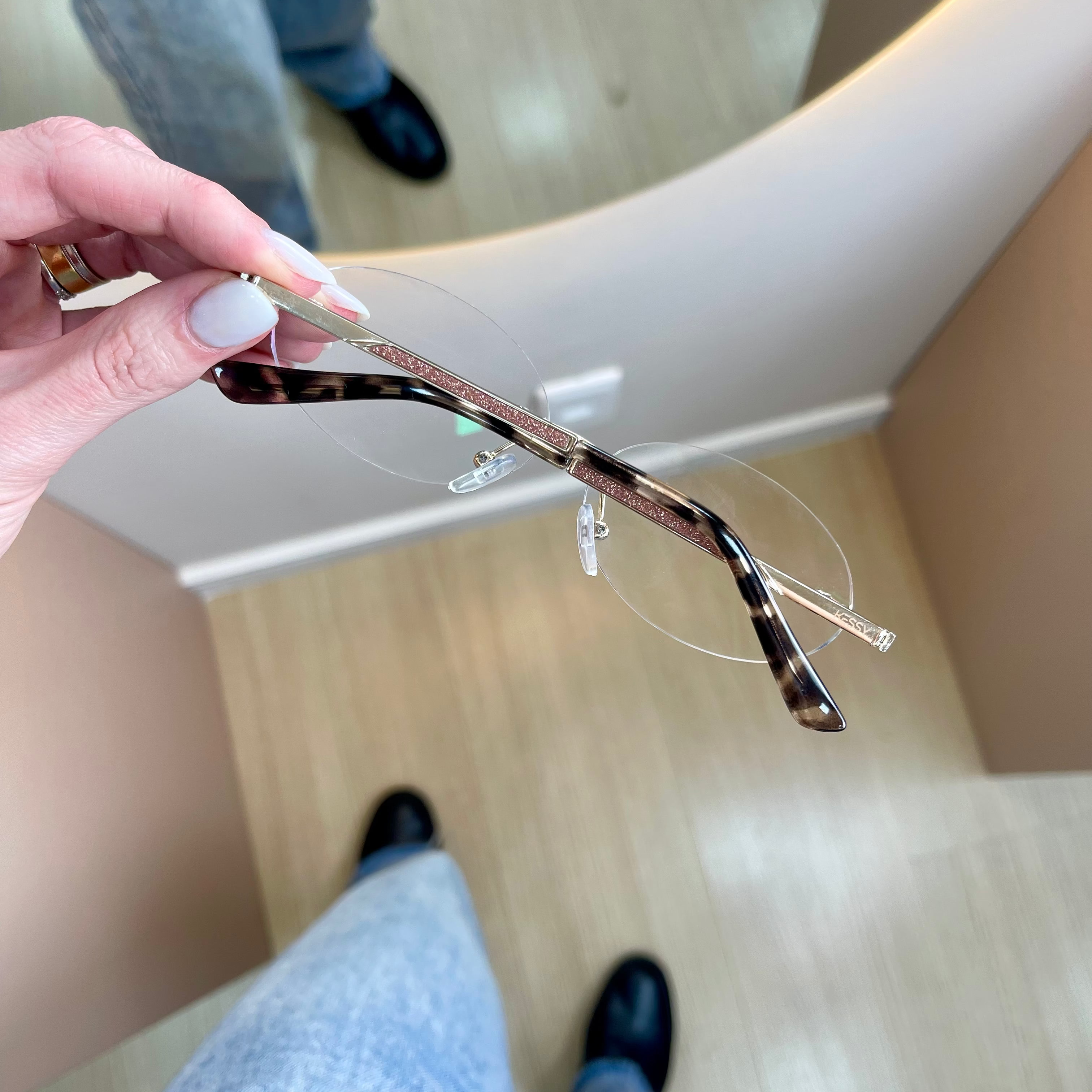 files/oculos_de_grau_kessy_feminino_489_dourado_demi_2.heic