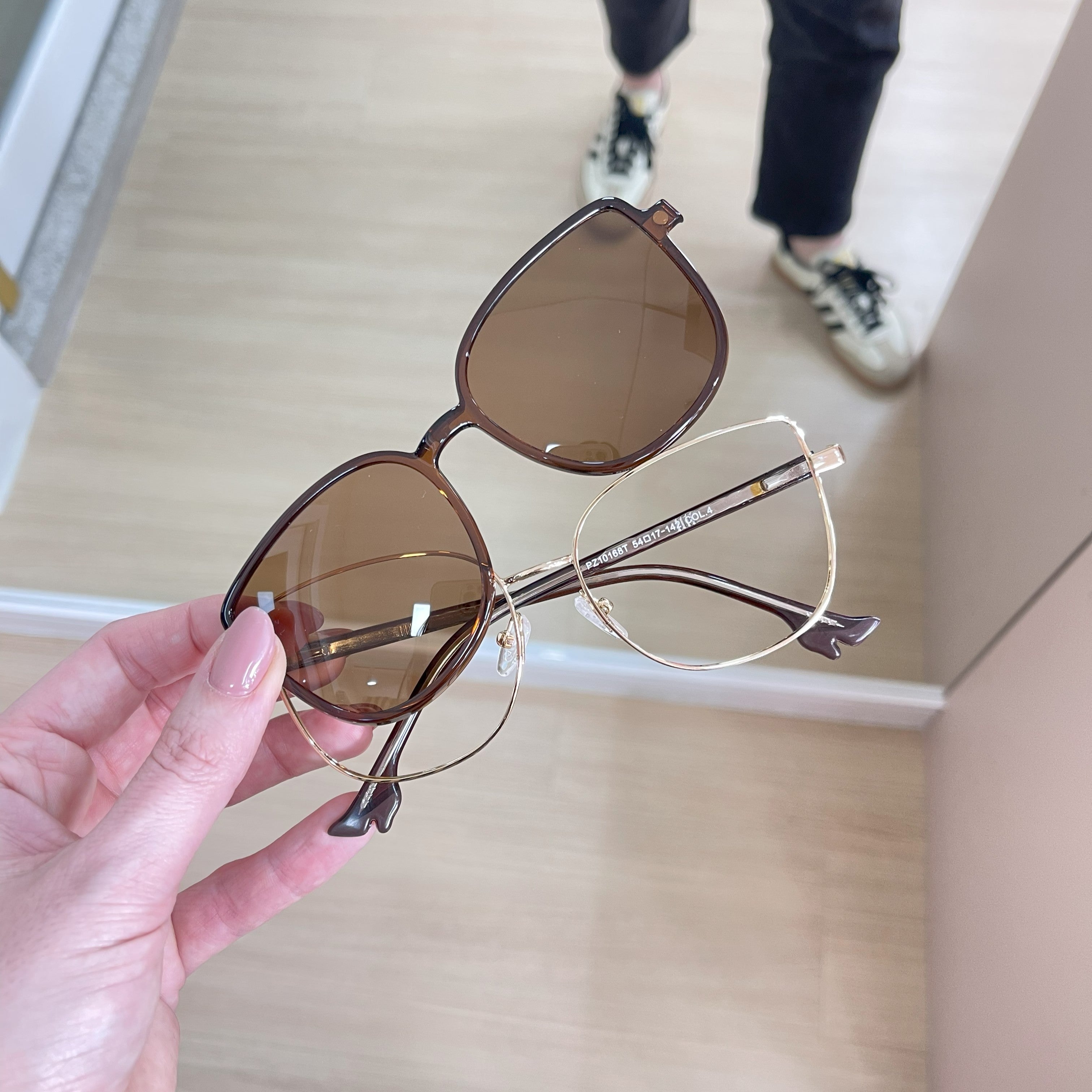 files/oculos_de_grau_kessy_feminino_590_dourado_marrom.jpg