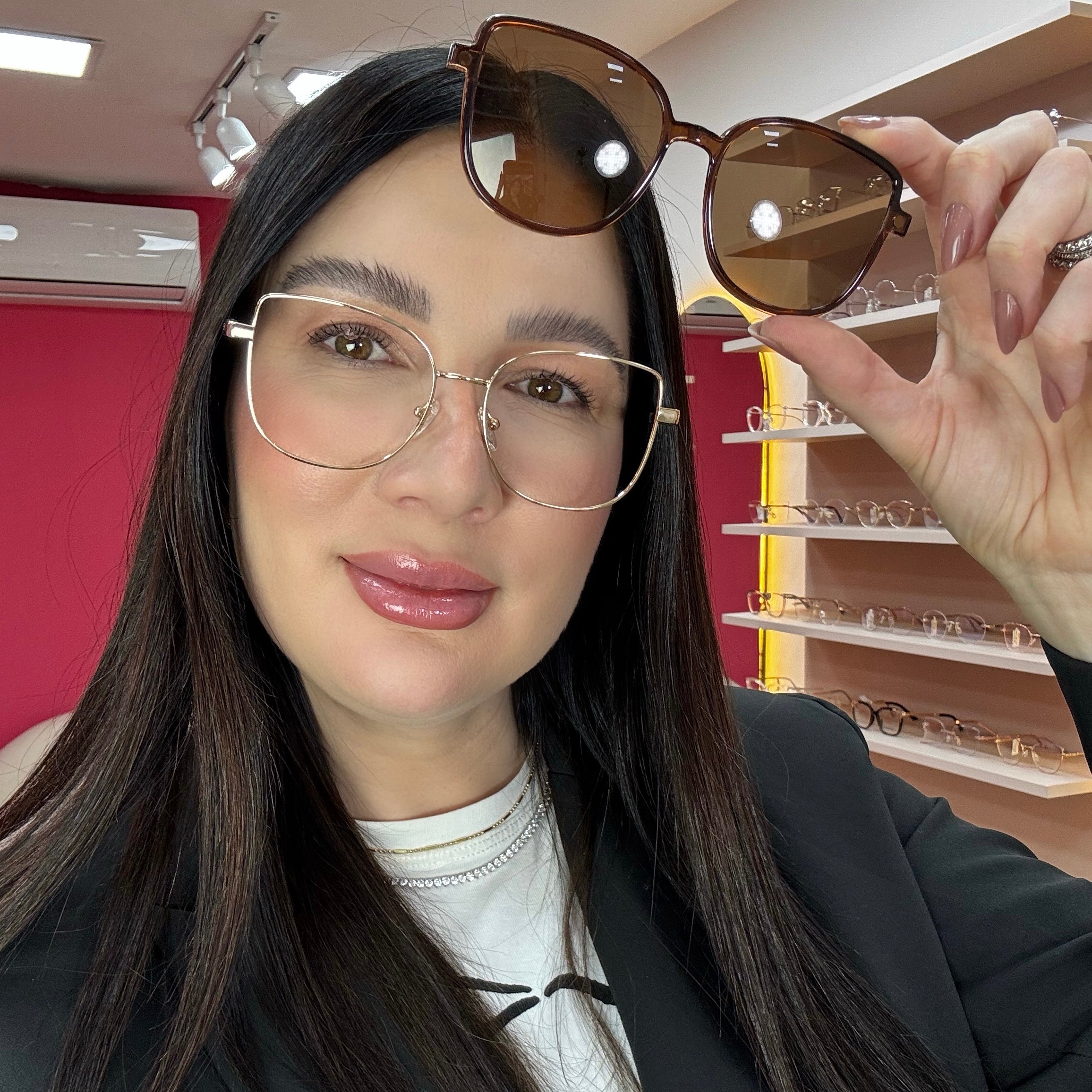 files/oculos_de_grau_kessy_feminino_590_dourado_marrom_rosto.jpg