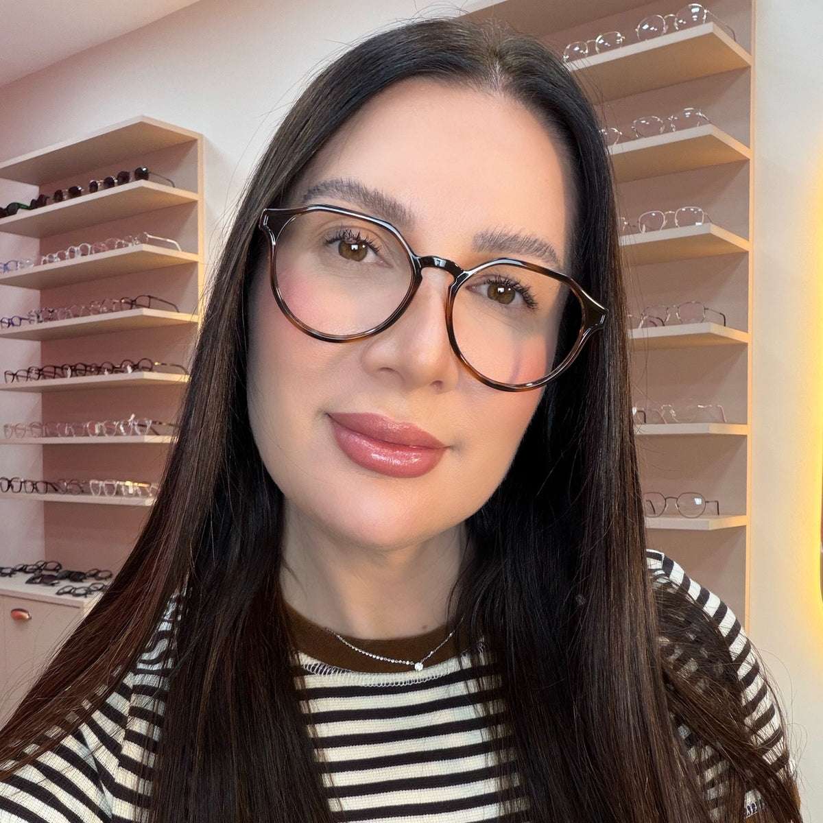 files/oculos_de_grau_kessy_feminino_708_demi_rosto_ketlin.jpg