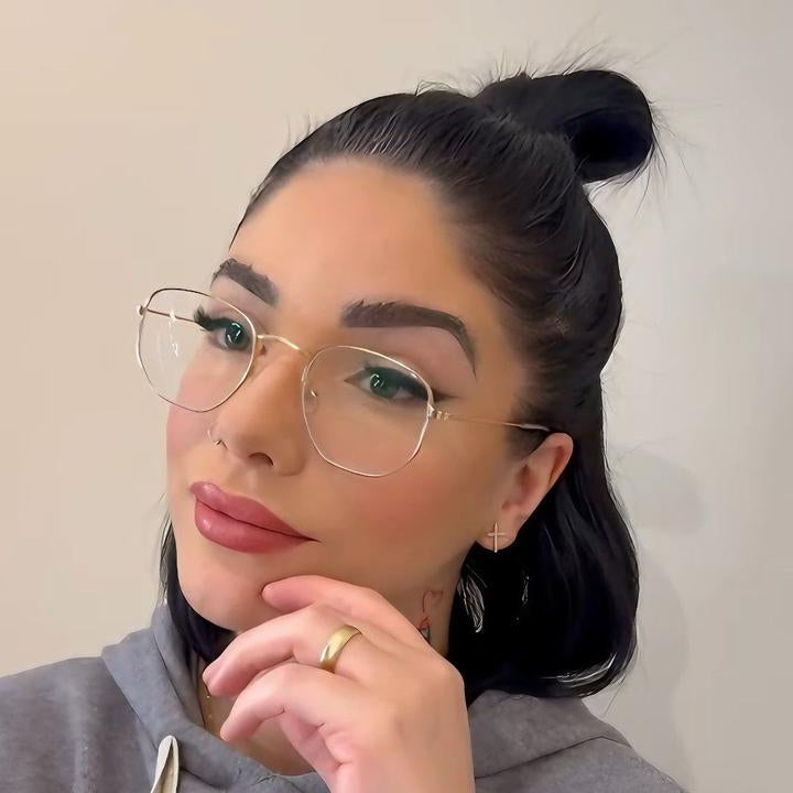 files/video_oculos_de_grau_kessy_955_dourado_rosto_capa.jpg