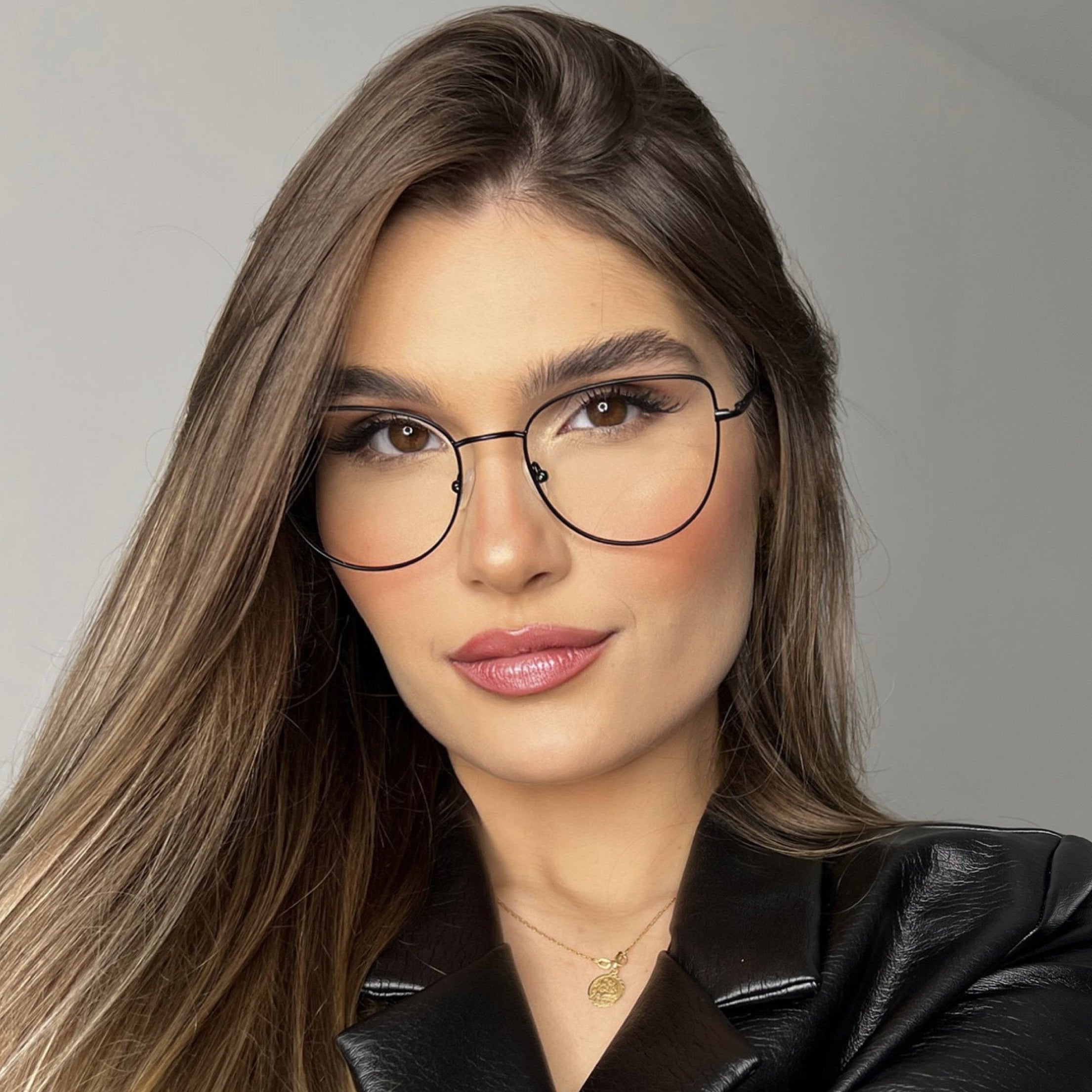 products/oculos-deGrau_kessy_318_preto_rosto.jpg