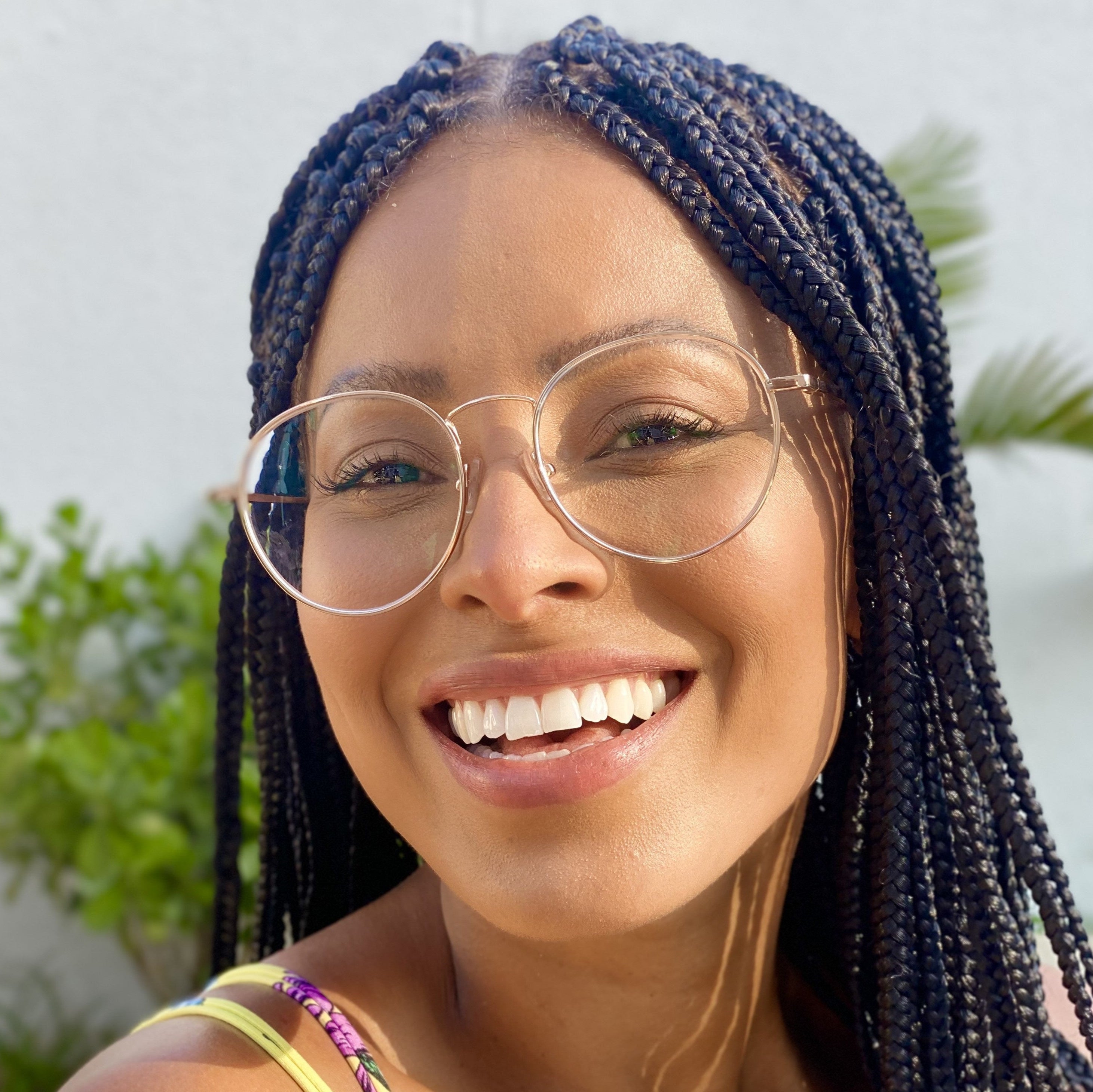 products/oculos_de_grau_kessy_361_dourado_rosto_1.jpg