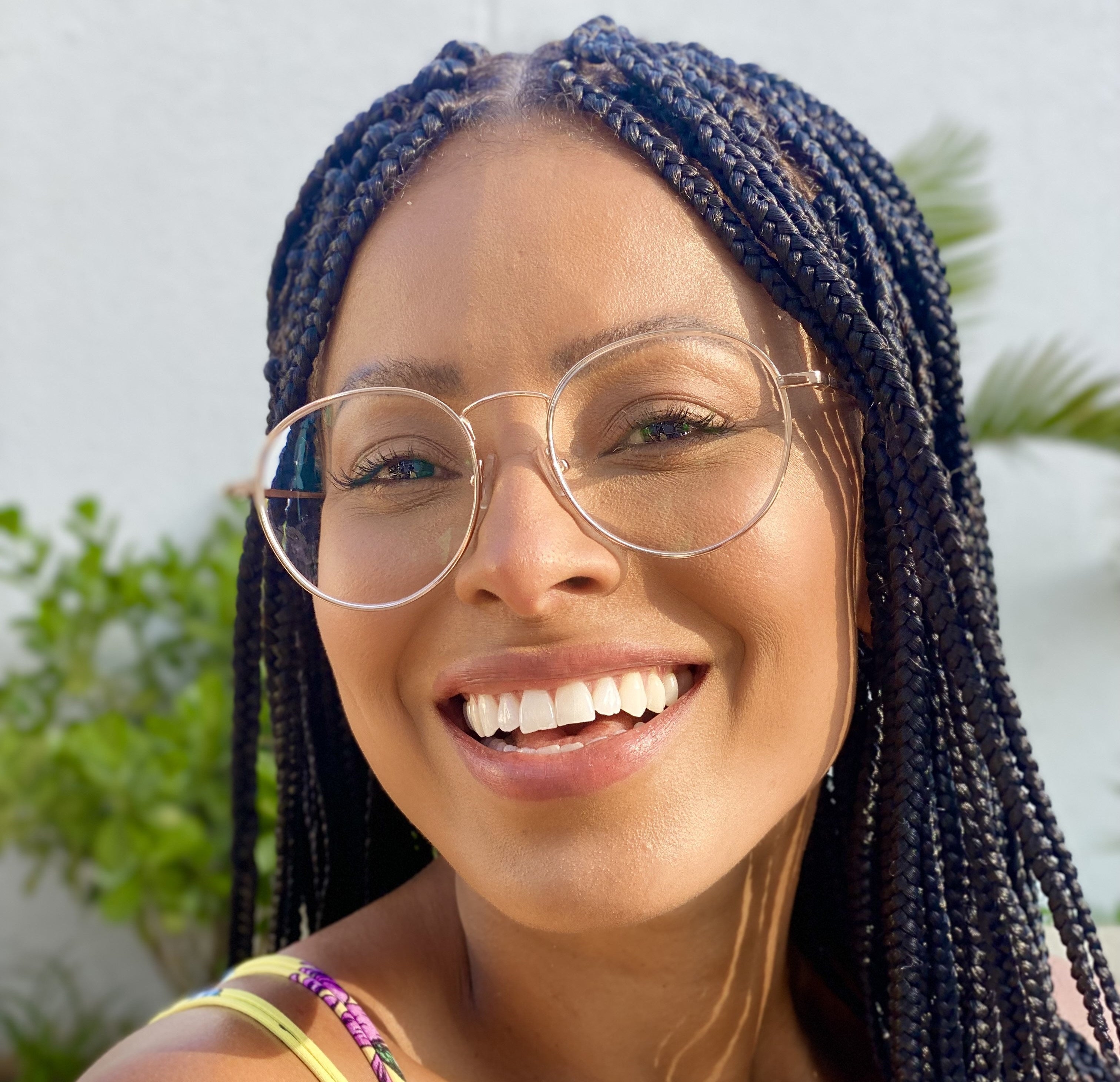 products/oculos_de_grau_kessy_361_dourado_rosto_1.jpg